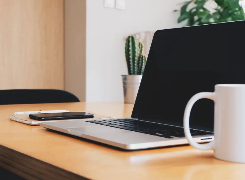 sistema de gestão para pequenos negócios com um note e smartphone para trabalho